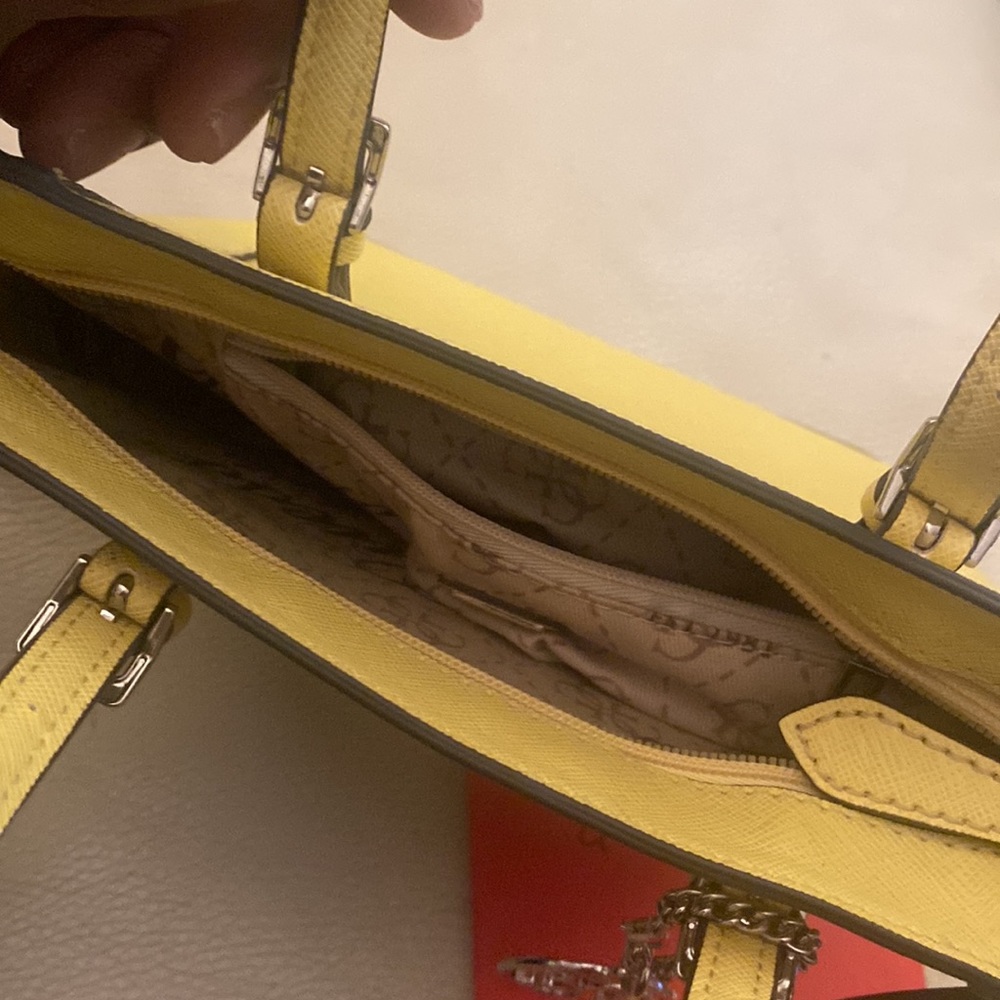 Guess purse - Picture 3 of 3